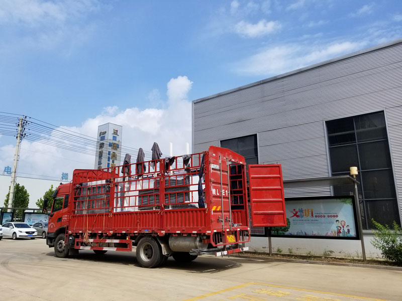 榮大公交候車亭廠家發貨案例